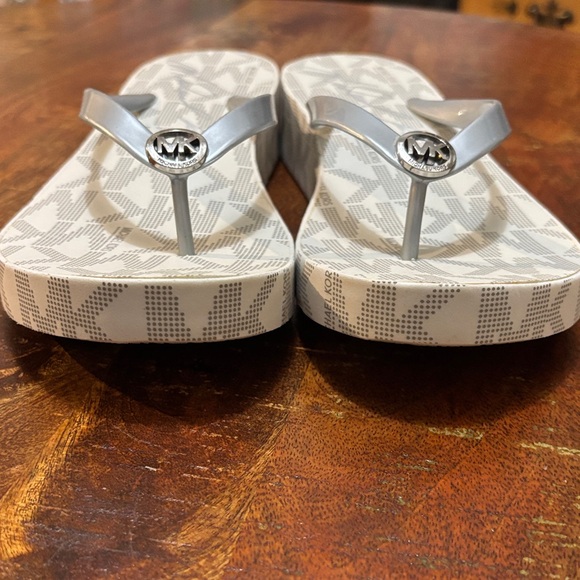 NWOT MICHAEL Michael Kors Bedford Platform Flip Flops - Picture 2 of 10